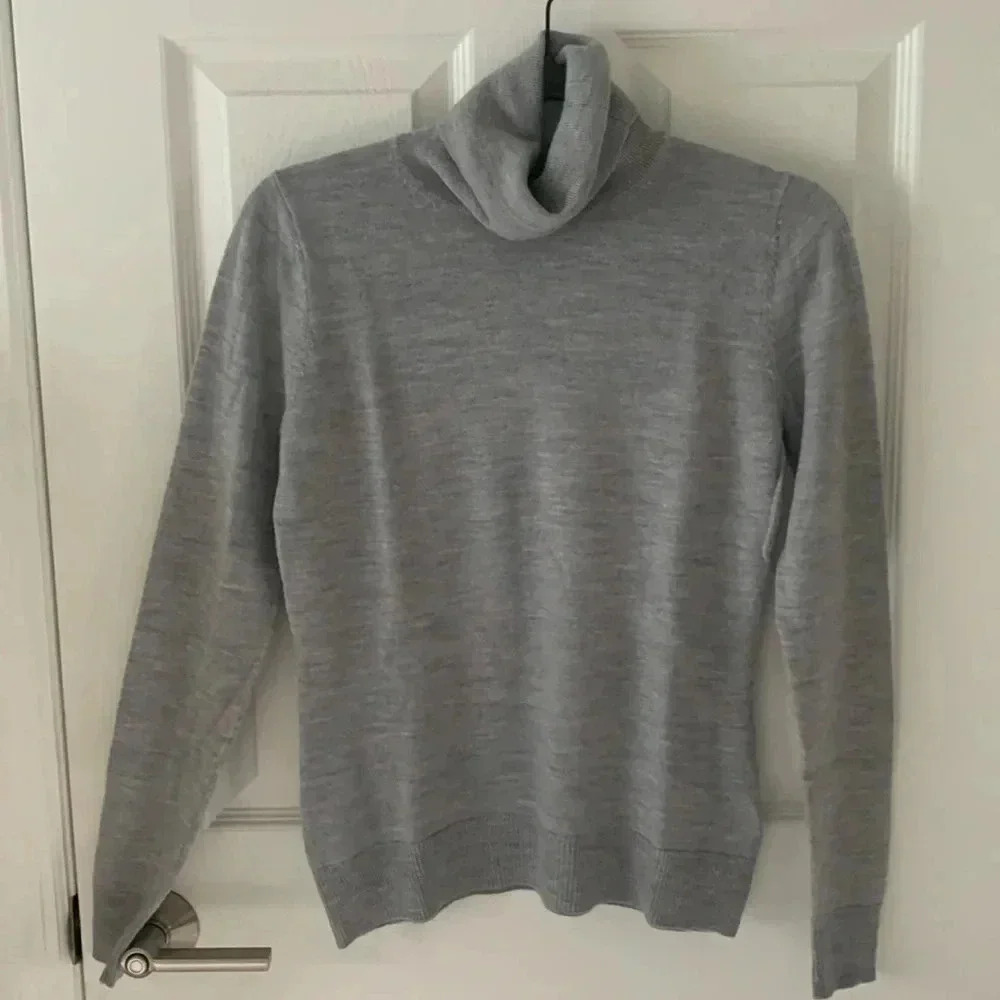 Tahari Merino wool turtleneck sweater size small